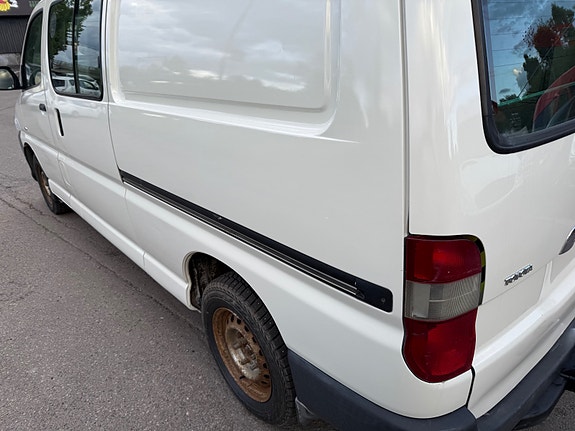 Toyota HiAce 8 of 15