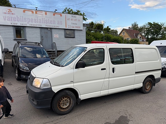 Toyota HiAce 2 of 15