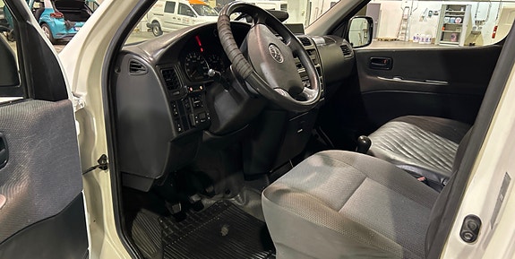 Toyota HiAce 11 of 15