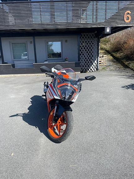 KTM RC 125 2 of 5