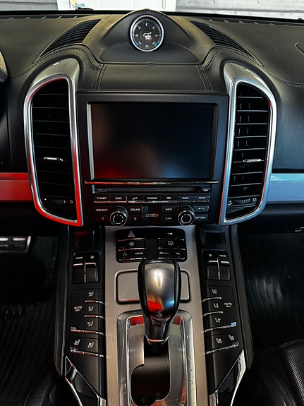 Porsche Cayenne 12 of 24