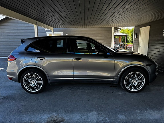Porsche Cayenne 7 of 24
