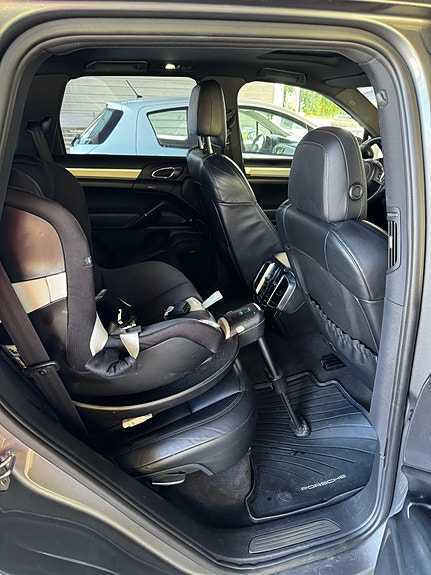 Porsche Cayenne 21 of 24