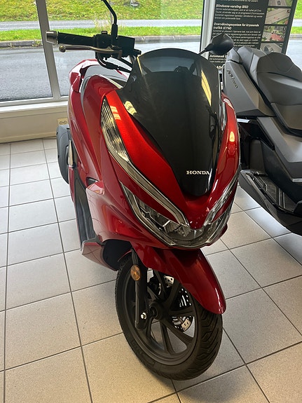 Honda PCX 125 2 of 5