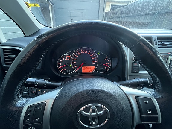 Toyota Verso-S 20 of 22
