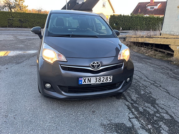 Toyota Verso-S 2 of 5