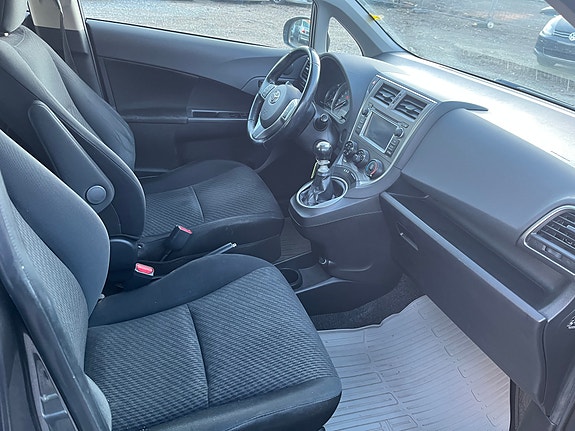 Toyota Verso-S 14 of 22
