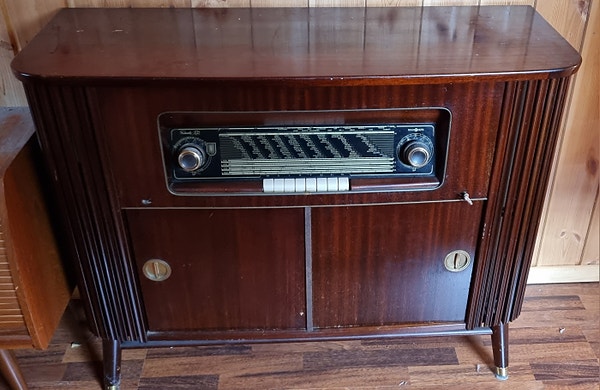 Radionette Studio 3D radiomøbel med Philips platespiller