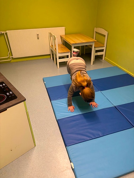 Vi legger til rette for bevegelse ute, som inne. I løpet av våren skal dette rommet forvandles til et gymrom, og som vi gleder oss! :D