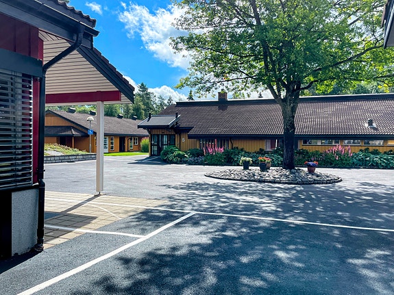 Eikholt består av mange bygg og ligger nydelig til på Konnerud i Drammen.