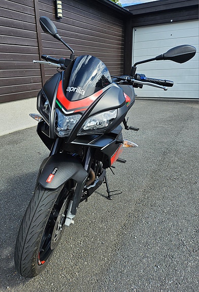 Aprilia RS 125 Tuono 2 of 5