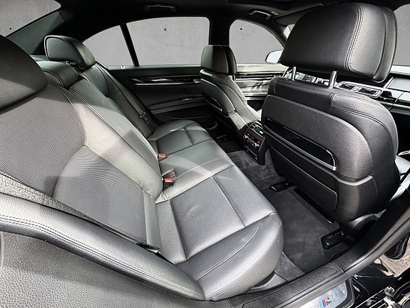 BMW 740d 25 of 27
