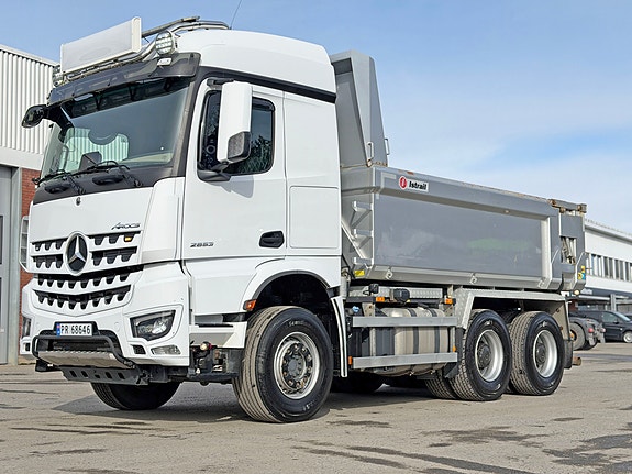 Mercedes-Benz Arocs 2653K 6X4/33 Istraildumper med høytløftende luke, akselavlastning, kjøleskap, roterende, se video