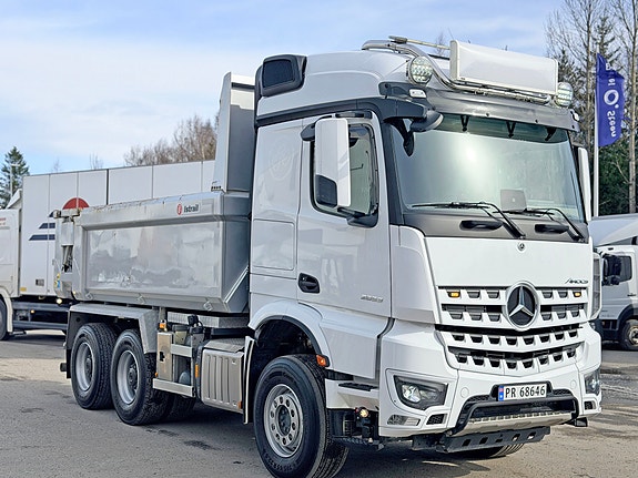 Mercedes-Benz Arocs 2653K 6X4/33 Istraildumper med høytløftende luke, akselavlastning, kjøleskap, roterende, se video 3 of 5