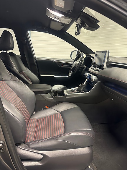 Toyota RAV4 Plug-in Hybrid 14 of 22