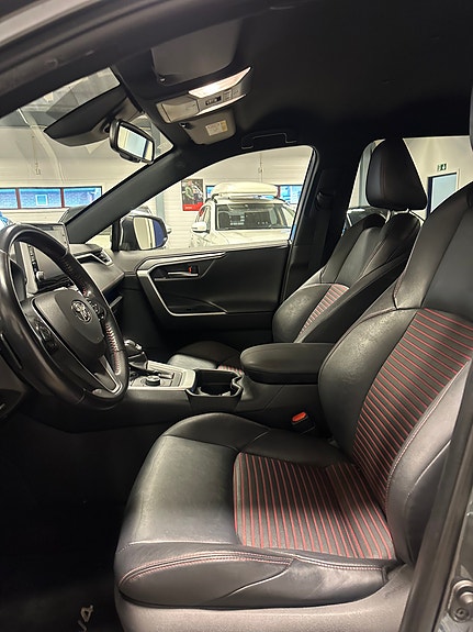 Toyota RAV4 Plug-in Hybrid 12 of 22