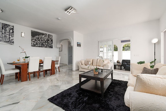 Totalrenovert villa med 3 soverom, privat basseng og stor terrasse med havutsikt