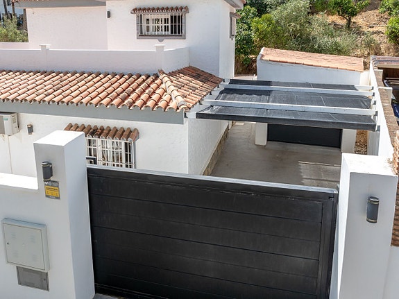 Totalrenovert villa med 3 soverom, privat basseng og stor terrasse med havutsikt