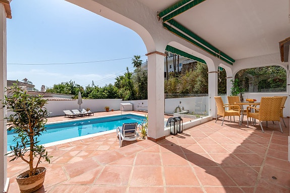 Totalrenovert villa med 3 soverom, privat basseng og stor terrasse med havutsikt
