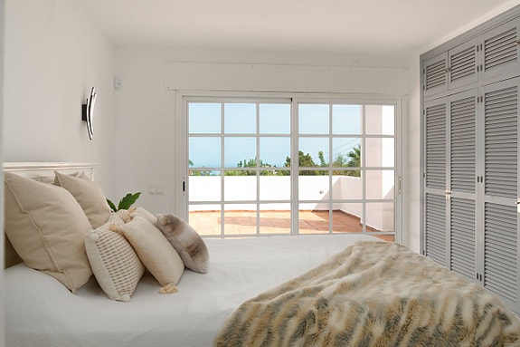 Totalrenovert villa med 3 soverom, privat basseng og stor terrasse med havutsikt