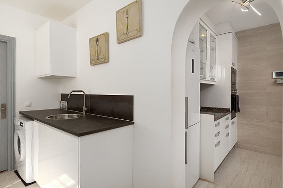Totalrenovert villa med 3 soverom, privat basseng og stor terrasse med havutsikt