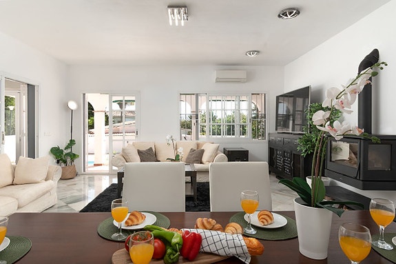 Totalrenovert villa med 3 soverom, privat basseng og stor terrasse med havutsikt