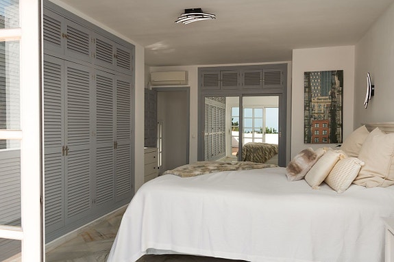 Totalrenovert villa med 3 soverom, privat basseng og stor terrasse med havutsikt