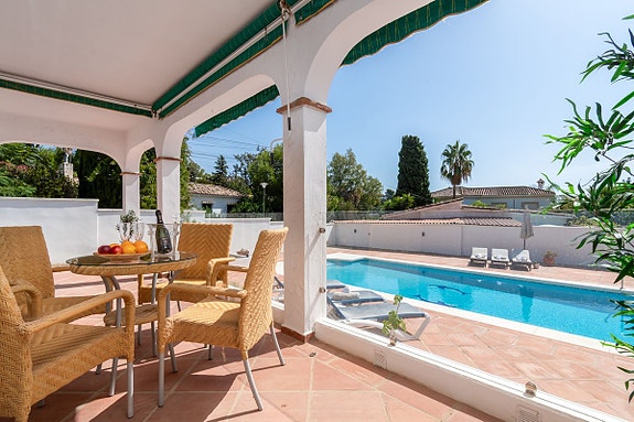 Totalrenovert villa med 3 soverom, privat basseng og stor terrasse med havutsikt