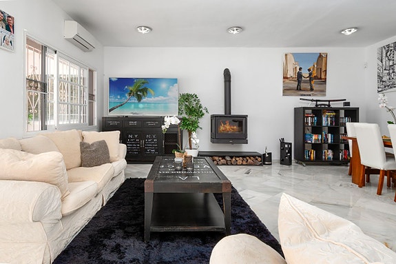 Totalrenovert villa med 3 soverom, privat basseng og stor terrasse med havutsikt