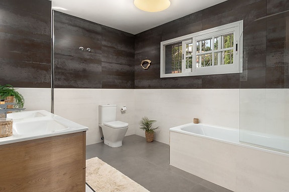 Totalrenovert villa med 3 soverom, privat basseng og stor terrasse med havutsikt