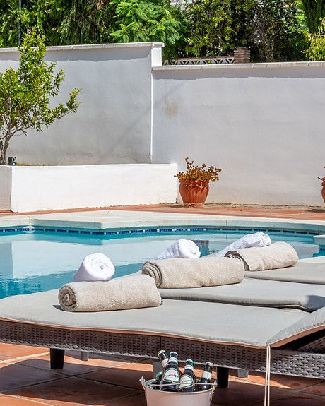 Totalrenovert villa med 3 soverom, privat basseng og stor terrasse med havutsikt