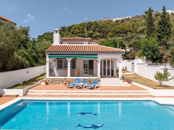 Totalrenovert villa med 3 soverom, privat basseng og stor terrasse med havutsikt