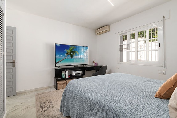 Totalrenovert villa med 3 soverom, privat basseng og stor terrasse med havutsikt