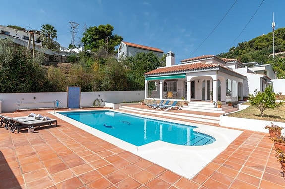 Totalrenovert villa med 3 soverom, privat basseng og stor terrasse med havutsikt