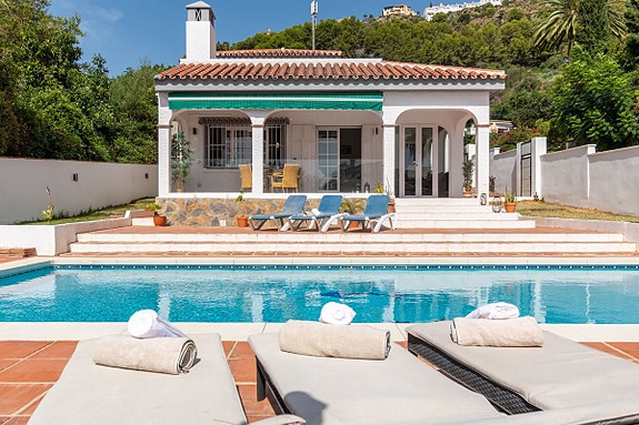 Totalrenovert villa med 3 soverom, privat basseng og stor terrasse med havutsikt