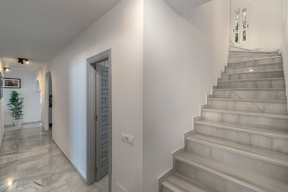 Totalrenovert villa med 3 soverom, privat basseng og stor terrasse med havutsikt