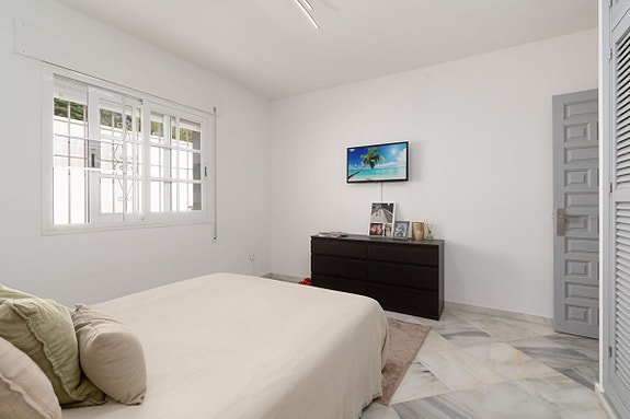 Totalrenovert villa med 3 soverom, privat basseng og stor terrasse med havutsikt