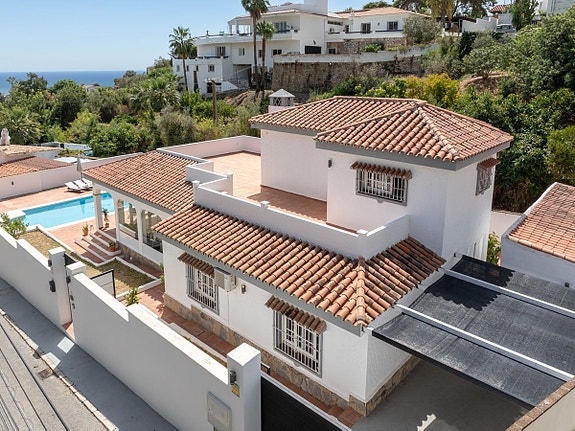 Totalrenovert villa med 3 soverom, privat basseng og stor terrasse med havutsikt