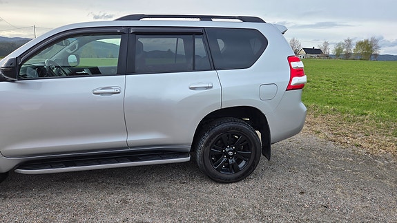 Toyota Land Cruiser 3 of 30