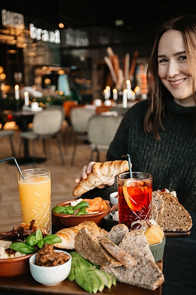Vi serverer brunsj-fjøler og braud-fjøl hver helg.