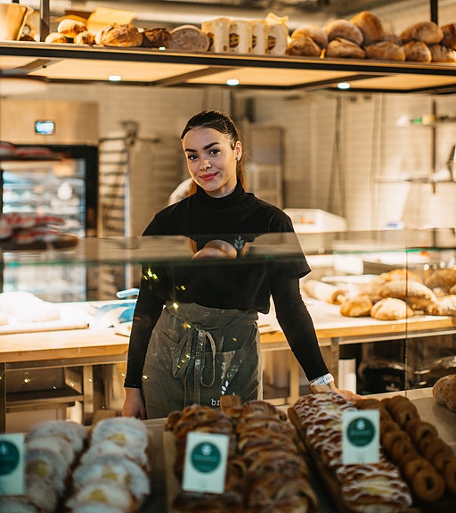 Vi har et bredt sortiment hvetebakst, wienerbakst, brød. kaker og kaffedrikker.