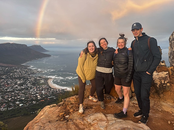 Nordiske kollegaer på soloppgangstur på Lions Head i Sør-Afrika, før lange arbeidstimer ble langt ned for å lande en ny global strategi.