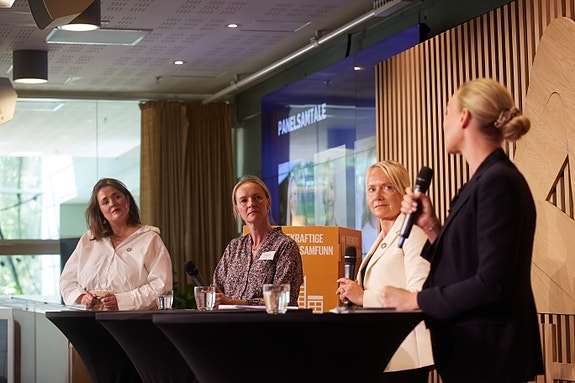 Fra medlemskonferansen våren 2025. Årets konferanse skjer 4. mai, og temaet er "Usikkerhetens kostnad: Gir vi oss før vi må?". Les mer på nettsidene våre.