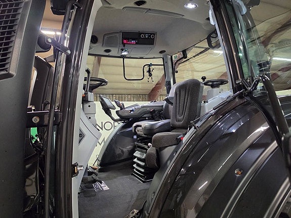 Valtra T234 Twintrack 21 of 27