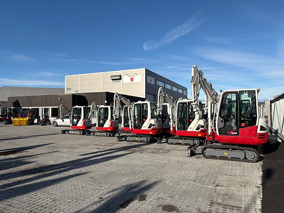 Takeuchi Gravemaskiner fra 1 - 16t, vi skreddersyr maskin og utstyr etter kundens ønske. 4år/4000t garanti!! 3 of 5