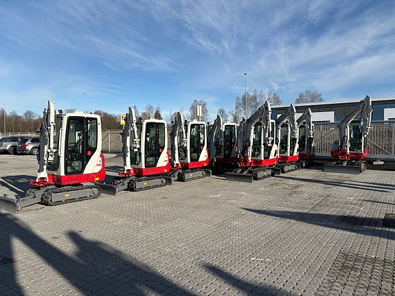 Takeuchi Gravemaskiner fra 1 - 16t, vi skreddersyr maskin og utstyr etter kundens ønske. 4år/4000t garanti!! 4 of 5