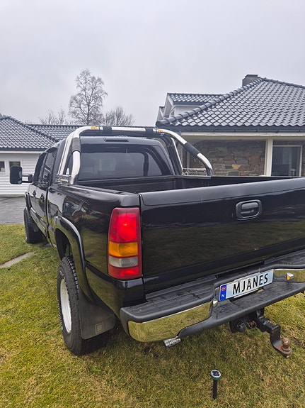 Chevrolet Silverado 3 of 5