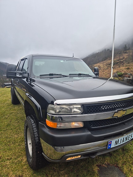 Chevrolet Silverado 2 of 5