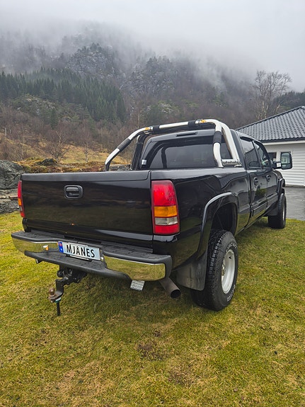 Chevrolet Silverado 4 of 5