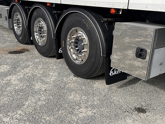 Ekeri FNA trailer med Carrier HE19 2 temp og bommer 5 of 5